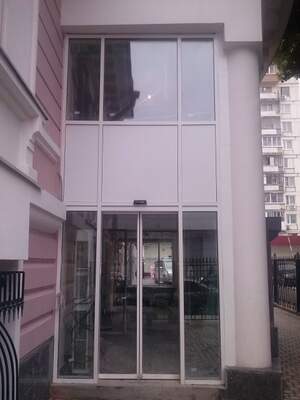 « Поставка под “ключ” изделий из Алюминия и Стекла: Остекление фасадов, Входные группы, Двери, Перегородки, Окна ».