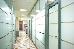 « Поставка под “ключ” изделий из Алюминия и Стекла: Остекление фасадов, Входные группы, Двери, Перегородки, Окна ».