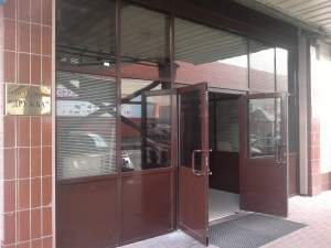 « Поставка под “ключ” изделий из Алюминия и Стекла: Остекление фасадов, Входные группы, Двери, Перегородки, Окна ».